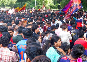 ரசிகர்கள் உயிரிழப்பு பெரும் சோகம் ! ஐபிஎல் நிர்வாகத்துக்கு உயர்நீதிமன்றம் எழுப்பிய கடுமையான கேள்விகள் !