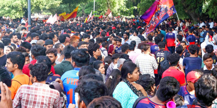 ரசிகர்கள் உயிரிழப்பு பெரும் சோகம் ! ஐபிஎல் நிர்வாகத்துக்கு உயர்நீதிமன்றம் எழுப்பிய கடுமையான கேள்விகள் !