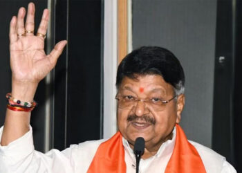 பெண்கள் ஆடை பற்றி பேசி சிக்கலில் சிக்கிய அமைச்சர்.. !