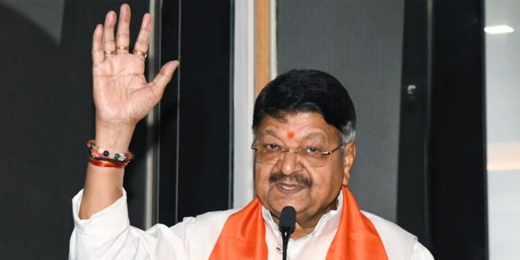 பெண்கள் ஆடை பற்றி பேசி சிக்கலில் சிக்கிய அமைச்சர்.. !