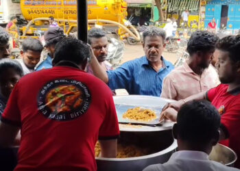பத்து ரூபாய் சிக்கன் பிரியாணி வாங்க அலைமோதிய மக்கள் நீண்ட வரிசையில் நின்று வாங்கி சென்ற மக்கள்