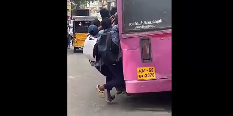 மதுரை : அரசு பேருந்தில் ஆபத்தான பயணம் – கீழே விழுந்து உயிர்தப்பிய பள்ளி மாணவன்