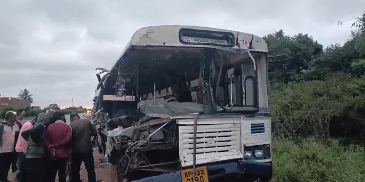 கர்நாடகாவில் சாலை விபத்து : 2 குழந்தைகள் உட்பட நால்வர் உயிரிழப்பு