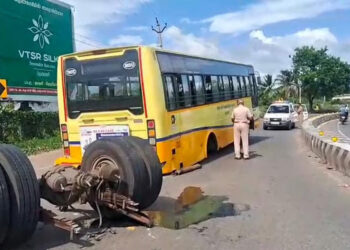 ஓடும் அரசு பேருந்தில் இருந்து கழன்று ஓடிய சக்கரங்கள் !