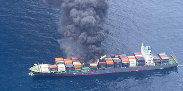 நடுக்கடலில் சரக்கு கப்பல்… போலீஸார் விசாரணை