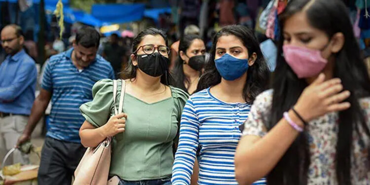 இந்தியா முழுவதும் 4,302 பேருக்கு கொரோனா தொற்று : 24 மணி நேரத்தில் 7 பேர் உயிரிழப்பு