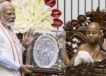 பிரதமர் மோடிக்கு ‘தர்ம சக்ரவர்த்தி’ பட்டம் வழங்கி கவுரவிப்பு!