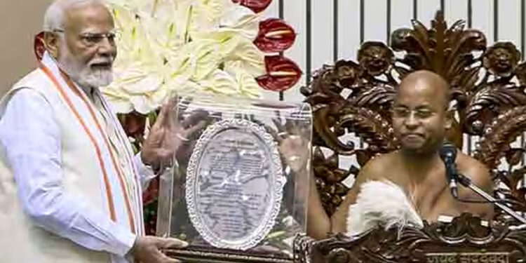 பிரதமர் மோடிக்கு ‘தர்ம சக்ரவர்த்தி’ பட்டம் வழங்கி கவுரவிப்பு!