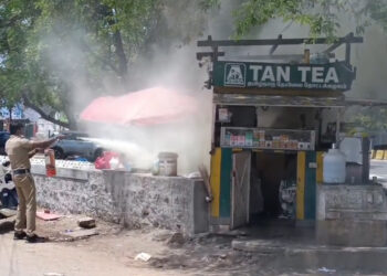 டீ கடையில் ஏற்பட்ட சிலிண்டர் கசிவால் திடீர் தீ விபத்து – சாதுர்த்தியமாக செயல்பட்டு உடனடியாக தீயை அணைத்த போலீசார்க்கு குவியும் பாராட்டு….