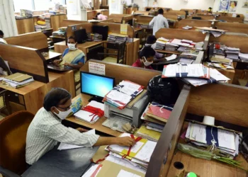 அரசு ஊழியர்களுக்கு ரூ.1 கோடி காப்பீட்டு திட்டம்: அரசு – வங்கிகள் ஒப்பந்தம், புதிய அறிவிப்புகள் வெளியீடு!