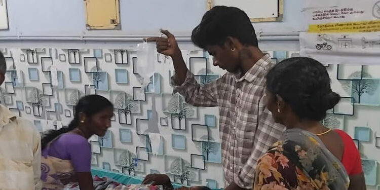 திருவாரூர் அரசு மருத்துவமனையில் அவலம் : குளுக்கோஸ் பாட்டிலை நோயாளியின் உறவினர் கையில் தூக்கி வைத்த அவல நிலை !