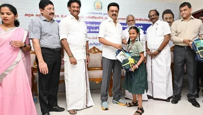 பாடநூல்கள், சீருடை வழங்கிய முதல்வர் ஸ்டாலின்