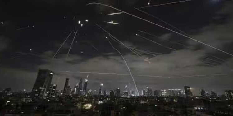 தினமும் இரவு வெடிகுண்டு சத்தம் : ஈரானில் சிக்கியுள்ள இந்திய மாணவர்கள் கதறல்