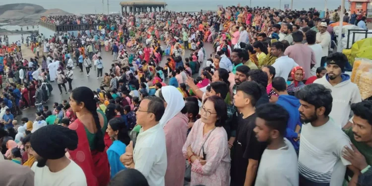 கன்னியாகுமரியில் கோடை விடுமுறை கடைசி நாளில் குவிந்த சுற்றுலா பயணிகள்