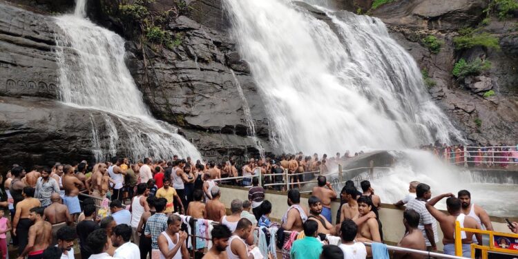 குற்றாலம் அருவிகளில் சுற்றுலா பயணிகள் குளிக்க அனுமதி