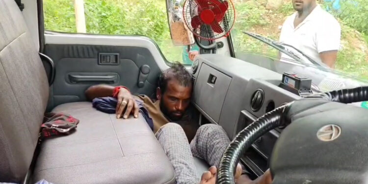 குடிபோதையில் லாரியை ஓட்டி விபத்தை ஏற்படுத்திய ஓட்டுநர் – போதையில் வாகனத்தில் மயங்கி கிடக்கும் காட்சிகள்…