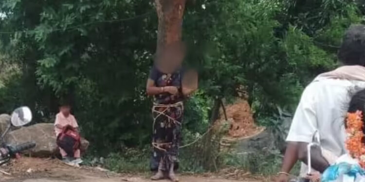 ஆந்திராவில் கடனை திருப்பி செலுத்தாததால் பெண்ணை மரத்தில் கட்டி அடித்த கொடூரம்
