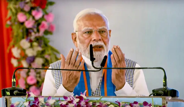 “அம்பேத்கர் படத்தை காலடியில் வைக்கும் எதிர்க்கட்சிகள்… நான் இதயத்தின் அருகே வைத்திருக்கிறேன்” – பிரதமர் மோடி