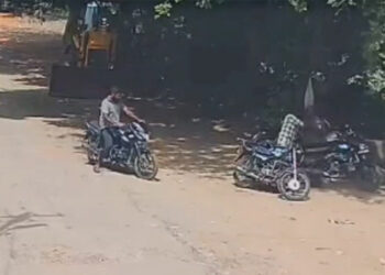 மயிலாடுதுறை அருகே நீடூரில் நேற்று மர்மநபரால் இளைஞரை பட்டாகத்தியால் வெட்டும் சிசிடிவி காட்சிகள் வெளியானது