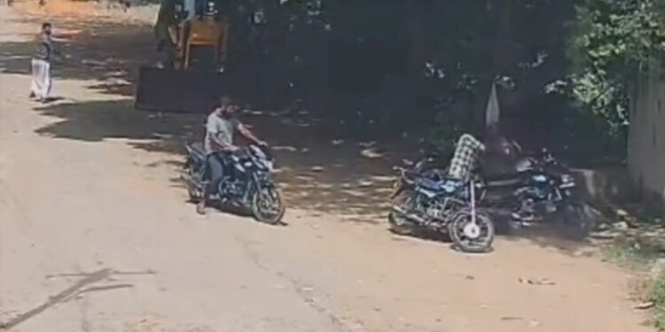 மயிலாடுதுறை அருகே நீடூரில் நேற்று மர்மநபரால் இளைஞரை பட்டாகத்தியால் வெட்டும் சிசிடிவி காட்சிகள் வெளியானது