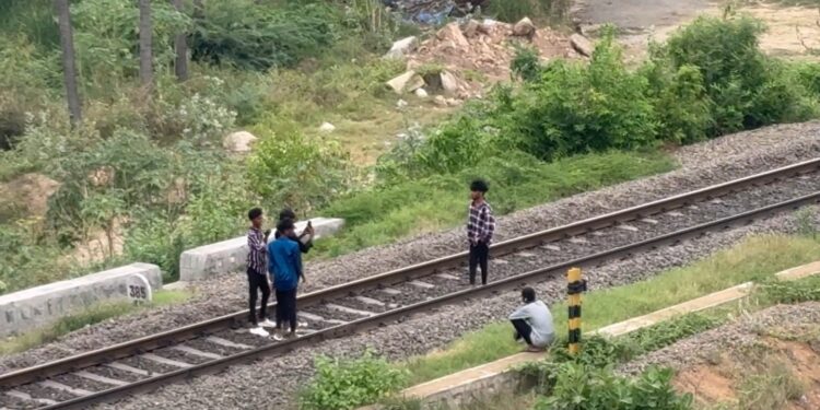 ரீல்ஸ் மோகம்.. கல்லூரி மாணவர்கள் அட்டகாசம்..!