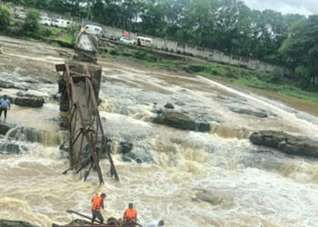 திடீரென இடிந்த இரும்புப் பாலம் : ஆற்றில் அடித்து செல்லப்பட்ட மக்கள்… 4 பேர் பரிதாப பலி !