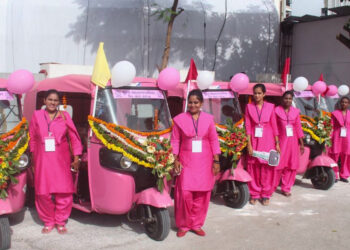 ஆட்டோ வாங்க பெண்களுக்கு 3 லட்சம் கடன்