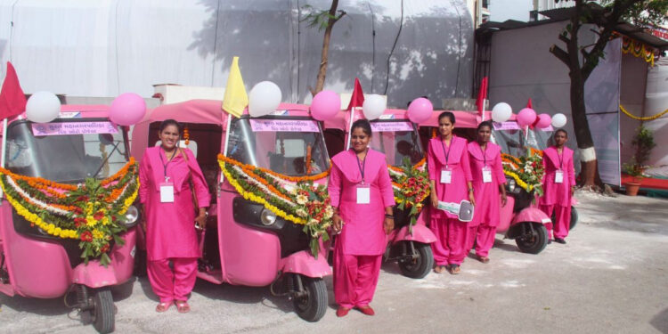 ஆட்டோ வாங்க பெண்களுக்கு 3 லட்சம் கடன்