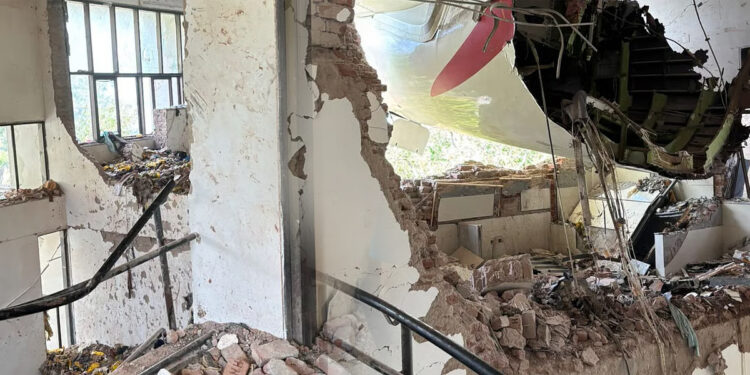 விமானம் மருத்துவ விடுதியில் விழுந்தது : உணவருந்திக் கொண்டிருந்த பயிற்சி மருத்துவர்கள் பாதிப்பு