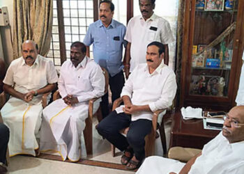 தனித்தனியாக ஆலோசனை… தொடரும் திட்டங்கள் – பாமகவில் ராமதாஸ், அன்புமணி அணிகள் செயல்படும் விதம் !