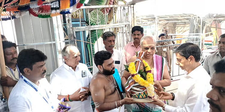 தமிழக ஆளுநர் ஆர்.என். ரவி சிறுவாபுரி முருகன் கோயிலில் சாமி தரிசனம்