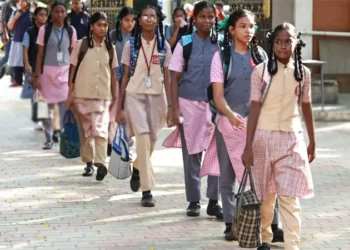 தமிழகம் முழுவதும் பள்ளிகள் திறப்பு: பெற்றோர்கள் மகிழ்ச்சி