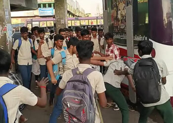 பேருந்து நிலையத்தில் மாணவர்கள் இடையே தகராறு – பொதுமக்கள் அதிர்ச்சி