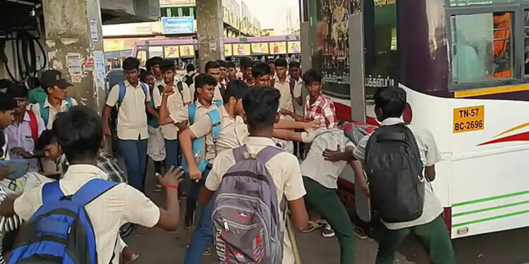 பேருந்து நிலையத்தில் மாணவர்கள் இடையே தகராறு – பொதுமக்கள் அதிர்ச்சி
