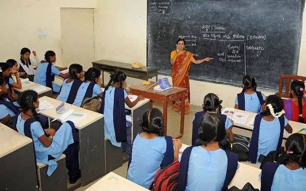 இனி அரசு பள்ளி மாணவர்களும் சரளமாக ஆங்கிலம் பேசலாம் – தமிழக அரசு அதிரடி