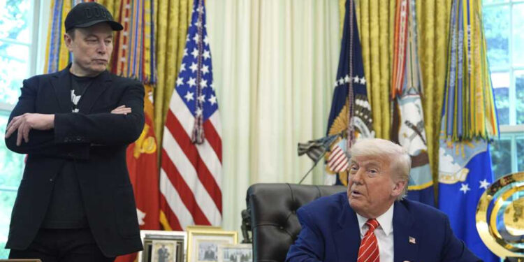 அதிபர் ட்ரம்ப் குறித்து அளவுமீறிய பதிவுகள் : வருத்தம் தெரிவித்த எலான் மஸ்க் !