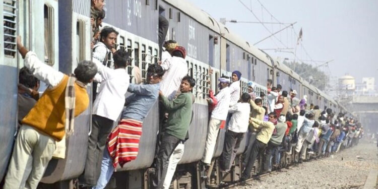 மகாராஷ்டிரா : புறநகர் ரயிலிலிருந்து விழுந்த பயணிகள் – 5 பேர் உயிரிழப்பு, பலர் காயம் !