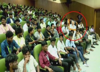 முதல்வர் ஸ்டாலின் நிகழ்ச்சியில் விஜய் கொடியை காண்பித்த மாணவர்கள்!