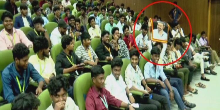 முதல்வர் ஸ்டாலின் நிகழ்ச்சியில் விஜய் கொடியை காண்பித்த மாணவர்கள்!