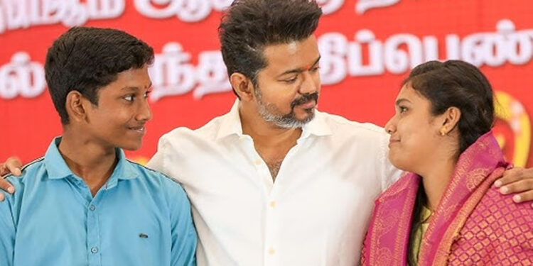 10, 12ம் வகுப்பு மாணவர்களுக்கு விருது வழங்கி கவுரவித்தார் விஜய் !