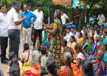 கிராம மக்கள் கொள்ளிடம் ஊராட்சி ஒன்றிய அலுவலகத்தில் காலி குடங்களுடன் காத்திருப்பு போராட்டம்.