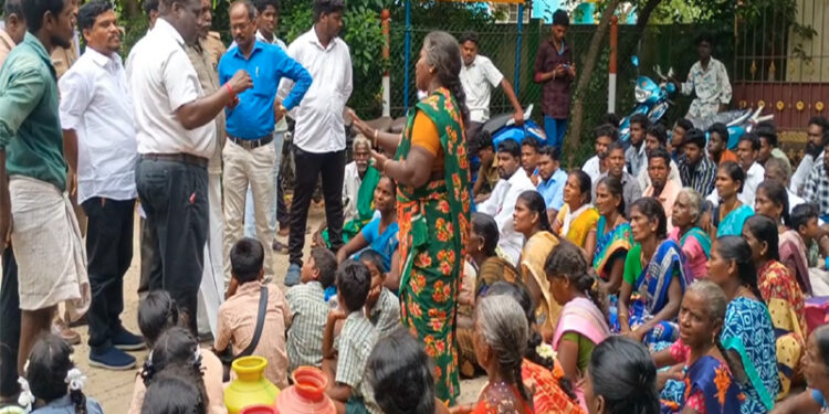 கிராம மக்கள் கொள்ளிடம் ஊராட்சி ஒன்றிய அலுவலகத்தில் காலி குடங்களுடன் காத்திருப்பு போராட்டம்.