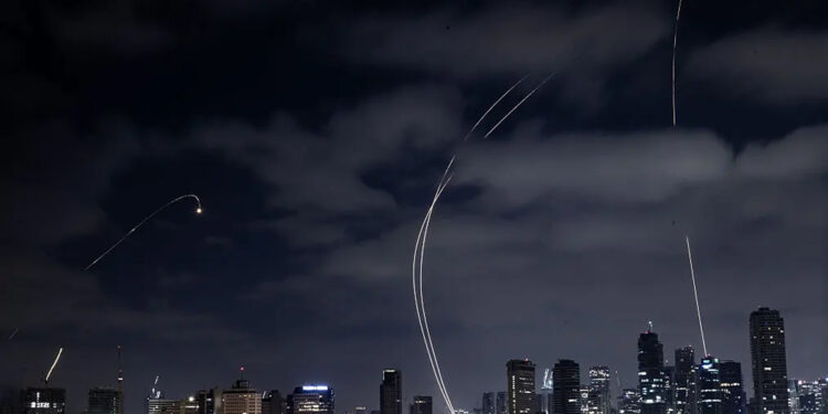 ஈரானில் 6 விமான நிலையங்களில் இஸ்ரேல் தாக்குதல் : 15 போர் விமானங்கள் அழிப்பு