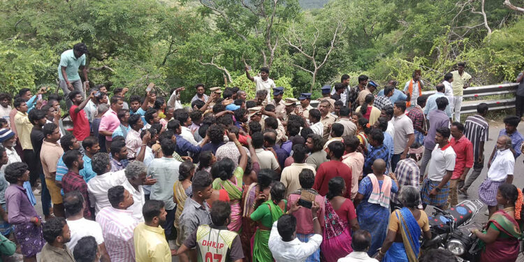 கிருஷ்ணகிரி : கடத்தப்பட்ட 13 வயது சிறுவன் கொலை – சடலத்தை வைத்து உறவினர்கள் மறியல் போராட்டம் !