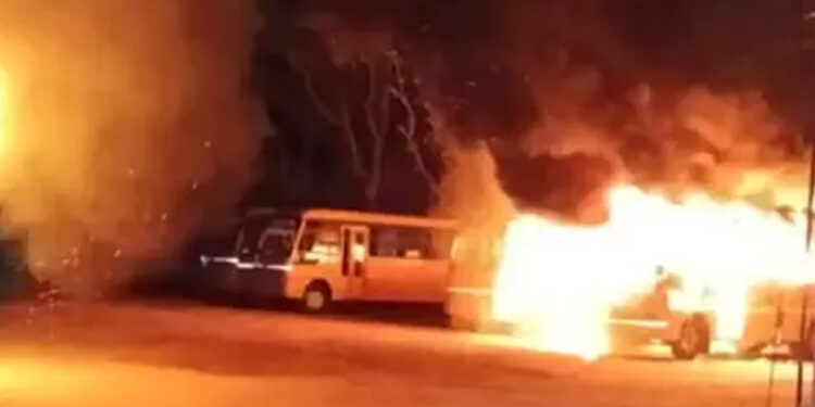 நெல்லையில் 10ம் வகுப்பு மாணவன் தற்கொலை ; பள்ளி பஸ்களுக்கு தீ வைக்கப்பட்டதால் பெரும் பதற்றம்