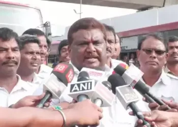 டெல்லி பாட்டுக்கு நடனமாடும் எடப்பாடி பழனிச்சாமி – அமைச்சர் சிவசங்கர்