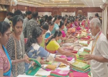 ஆடி தள்ளுபடி அறிவிப்பு – புடவையை அள்ளிச்சென்ற பெண்கள்