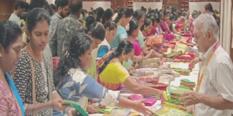 ஆடி தள்ளுபடி அறிவிப்பு – புடவையை அள்ளிச்சென்ற பெண்கள்