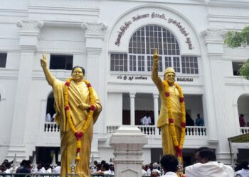 அதிமுகவின் உட்கட்சி விவகார வழக்கு- தள்ளி வைத்தது உயர்நீதிமன்றம்