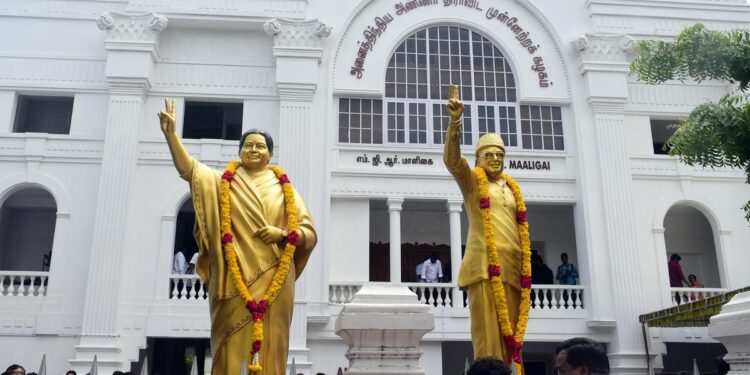 அதிமுகவின் உட்கட்சி விவகார வழக்கு- தள்ளி வைத்தது உயர்நீதிமன்றம்